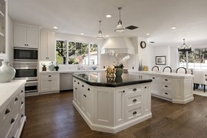 classic-white-victorian-kitchen-design-white-cabinet-black-granite-countertops-complete-pendant-lamp-over-island